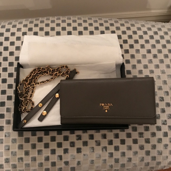 Prada Wallet on a Chain - Picture 2 of 4